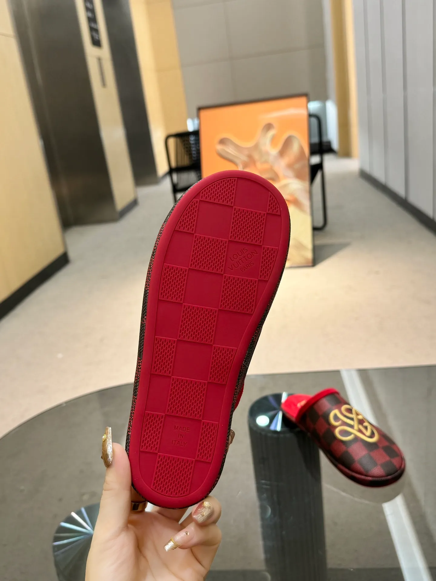 👟👟Ex-factory price 320👟👟 The 2024 couple’s counter features the latest hard goods of LV and Loewe co-branded slippers🆕 ✿Purchase level! Full of high-end feel! A popular model among bloggers at home and abroad, it’s retro and fashionable and looks amazing on your feet! Official website main recommendation code number 35-46